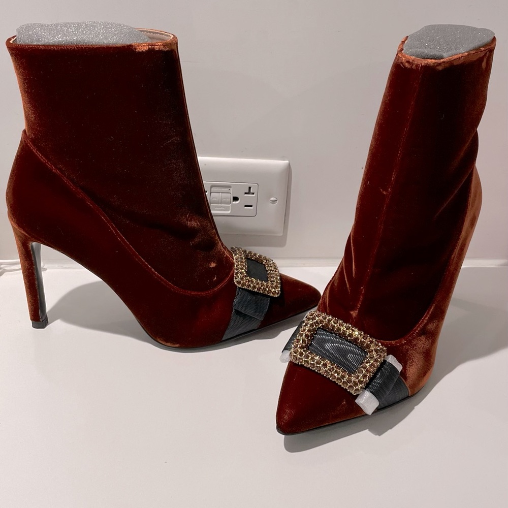 COPY - NWT Escada velvet heels seen in Vogue. Size 39